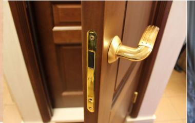 Догляд за міжкімнатними дверима